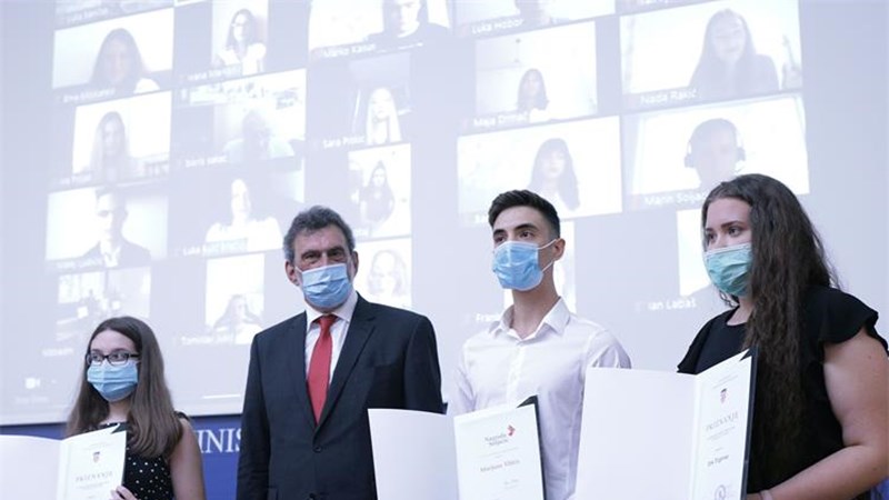 Ministar Fuchs uručio nagrade najboljima od najboljih među maturantima